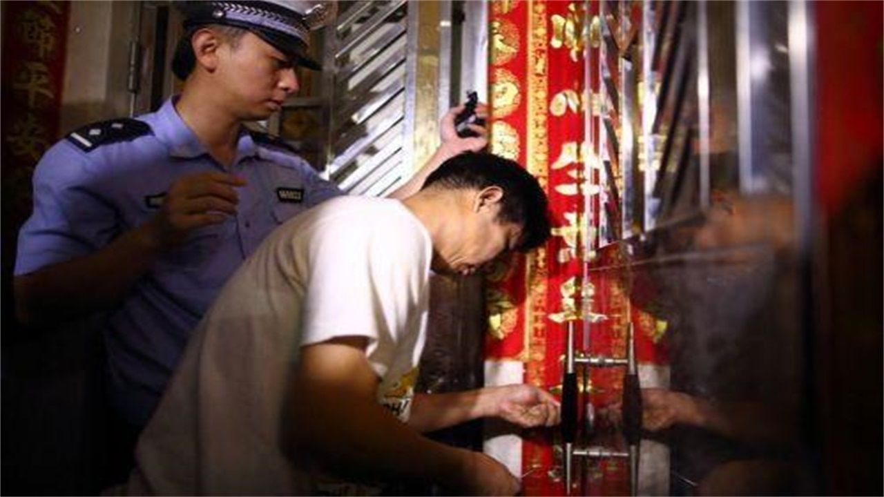 达央乡请开锁师傅开了锁后，师傅为什么一般都不进门，就算主人请也不进去？